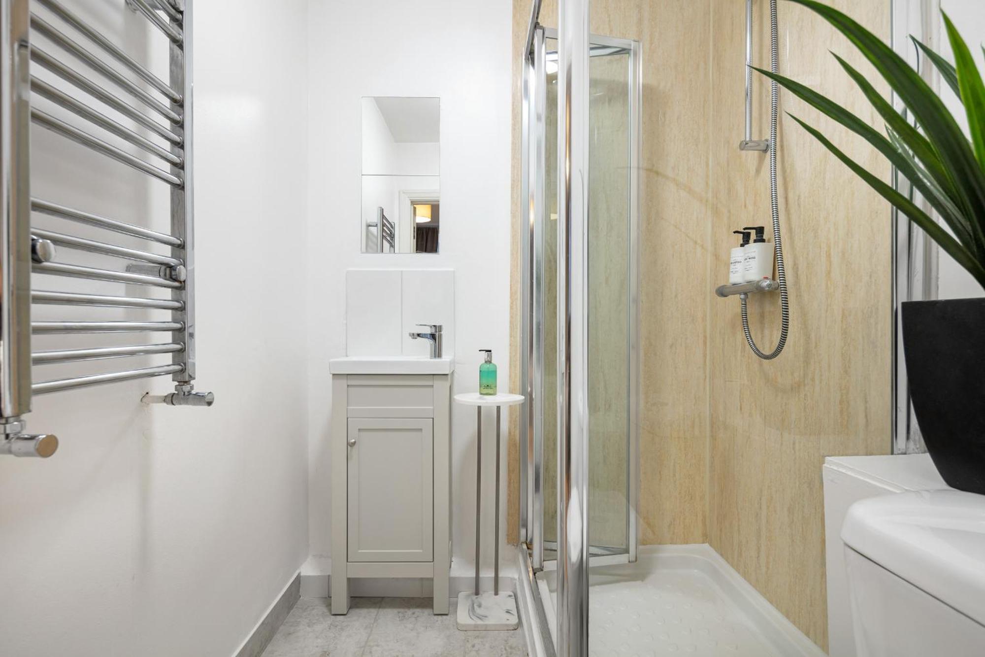 Elegant Kensington Apartment With Patio London Bagian luar foto