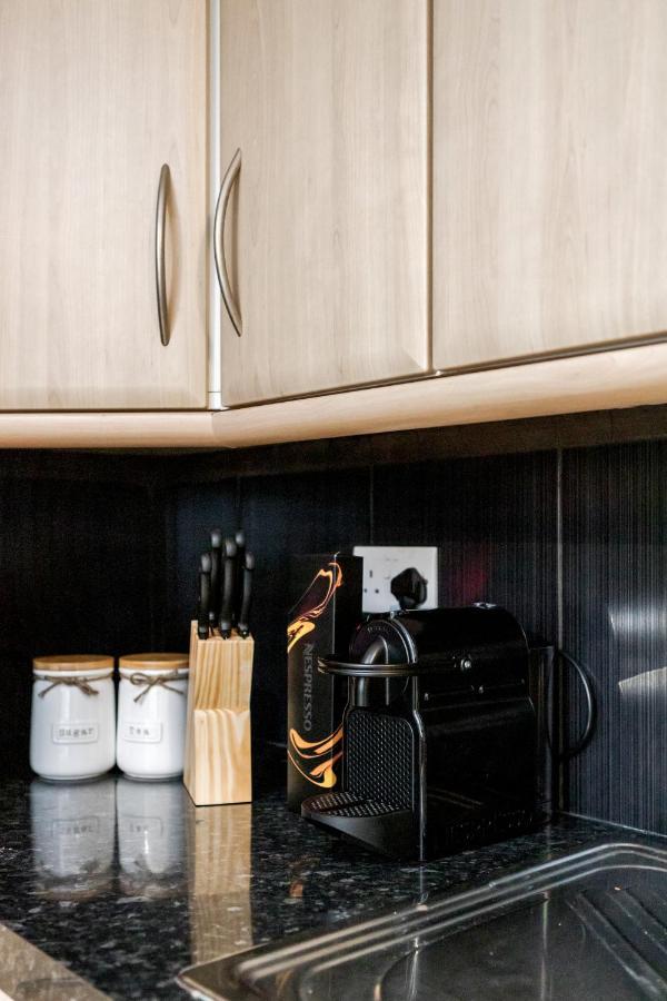 Elegant Kensington Apartment With Patio London Bagian luar foto