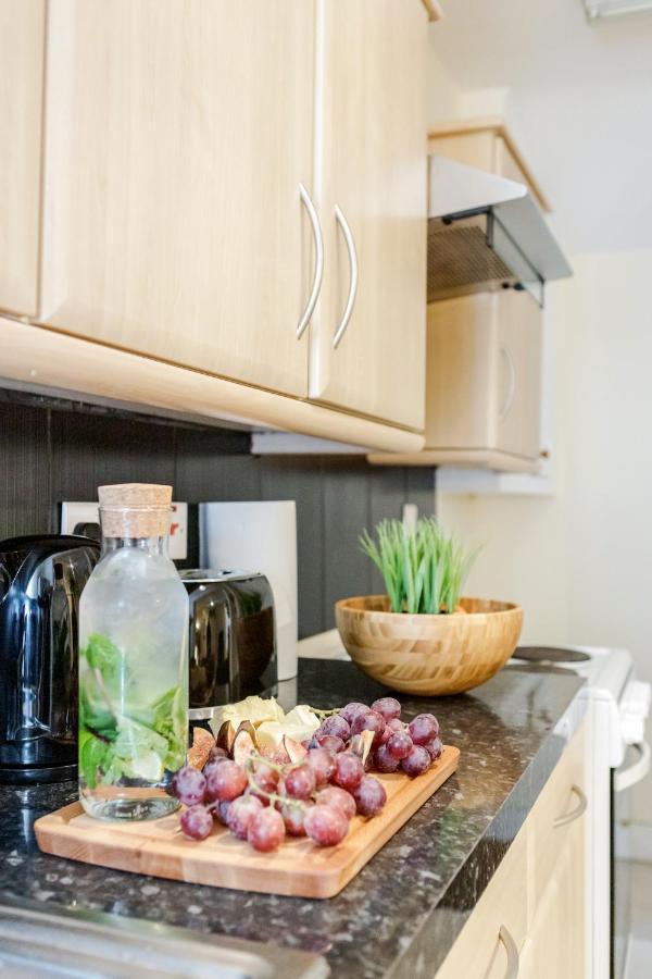 Elegant Kensington Apartment With Patio London Bagian luar foto