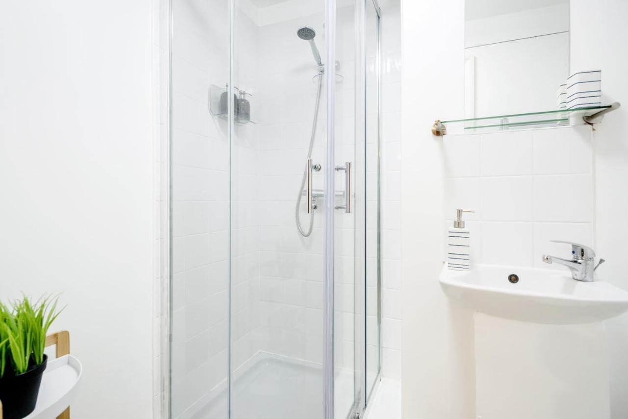 Elegant Kensington Apartment With Patio London Bagian luar foto