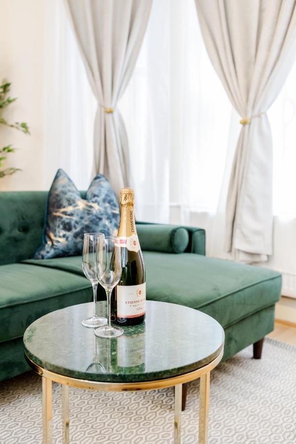 Elegant Kensington Apartment With Patio London Bagian luar foto
