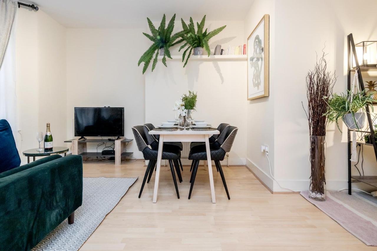 Elegant Kensington Apartment With Patio London Bagian luar foto