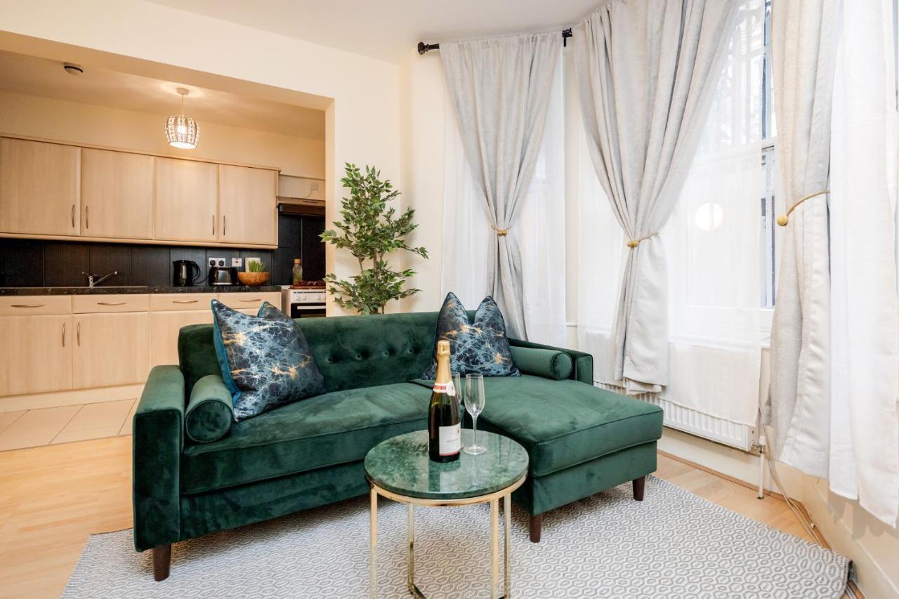 Elegant Kensington Apartment With Patio London Bagian luar foto